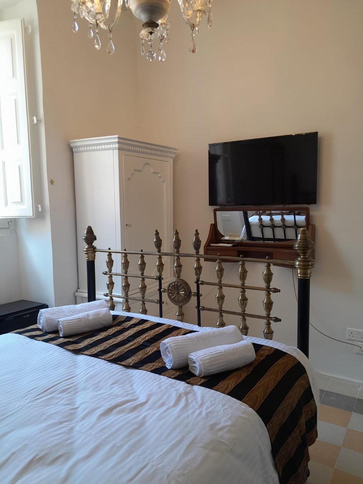 Charming Town House In Cospicua, Valperga Rooms Buitenkant foto